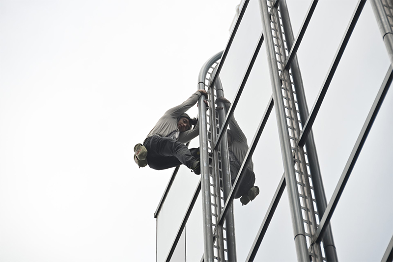 Activist Free Solo Climbs Chicago Tower to Save Baby