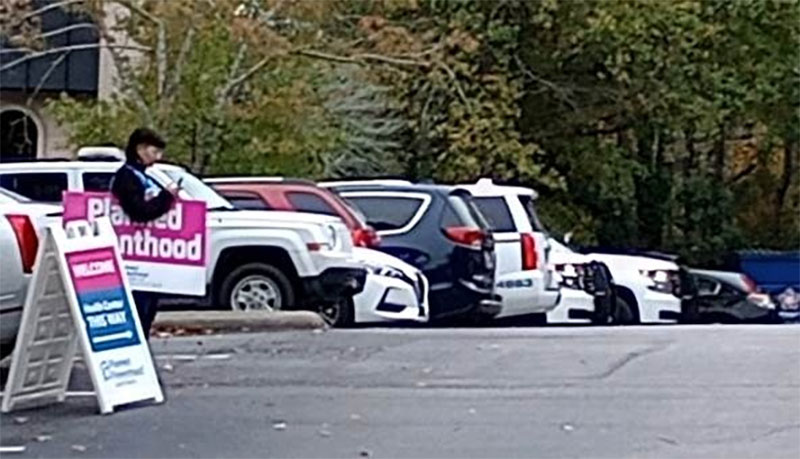 Packed parking lot at Planned Parenthood Columbia - Tuesday, November 15, 2022