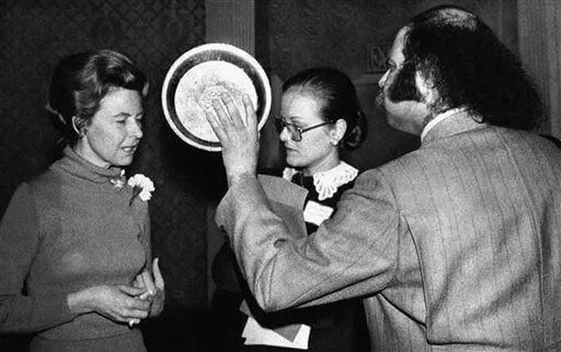 Aron Kay, prepares to hit Phyllis Schlafly, spoken opponent of the Equal Rights Amendment with an apple pie at the Waldorf-Astoria Hotel in New York on Saturday, April 16, 1977 (AP Photo)