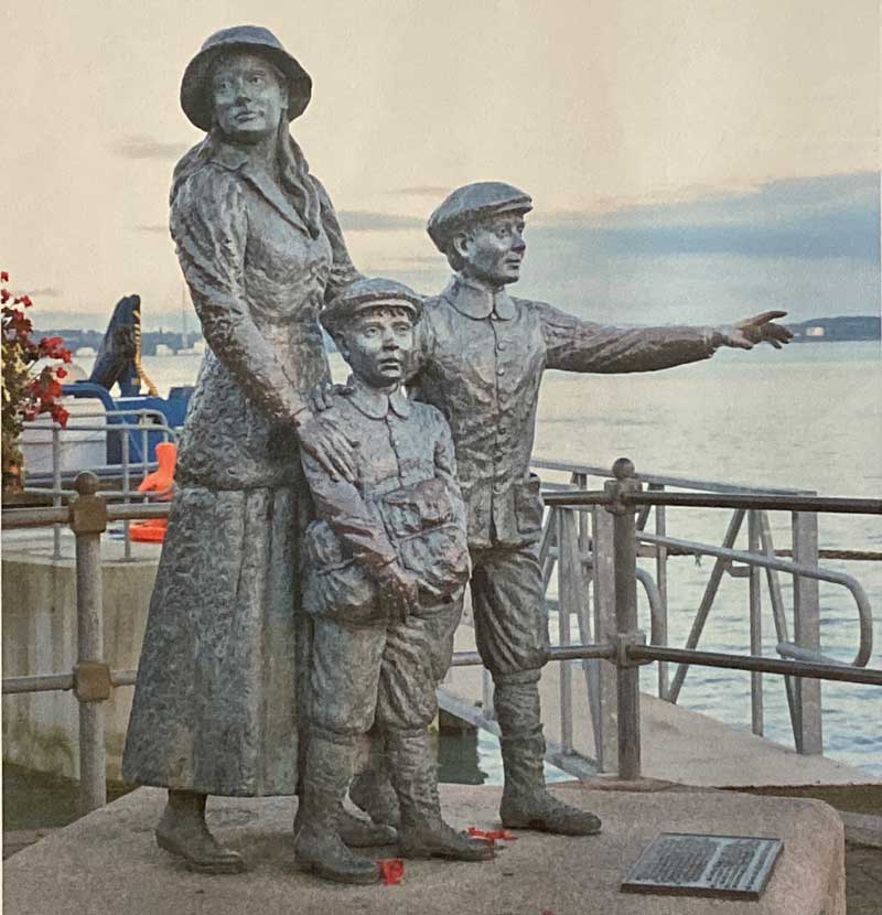 Sattue of Annie Moore and her two brothers, (Cobh, Irland) by Irish scuptress, JeAnne Rynhart.